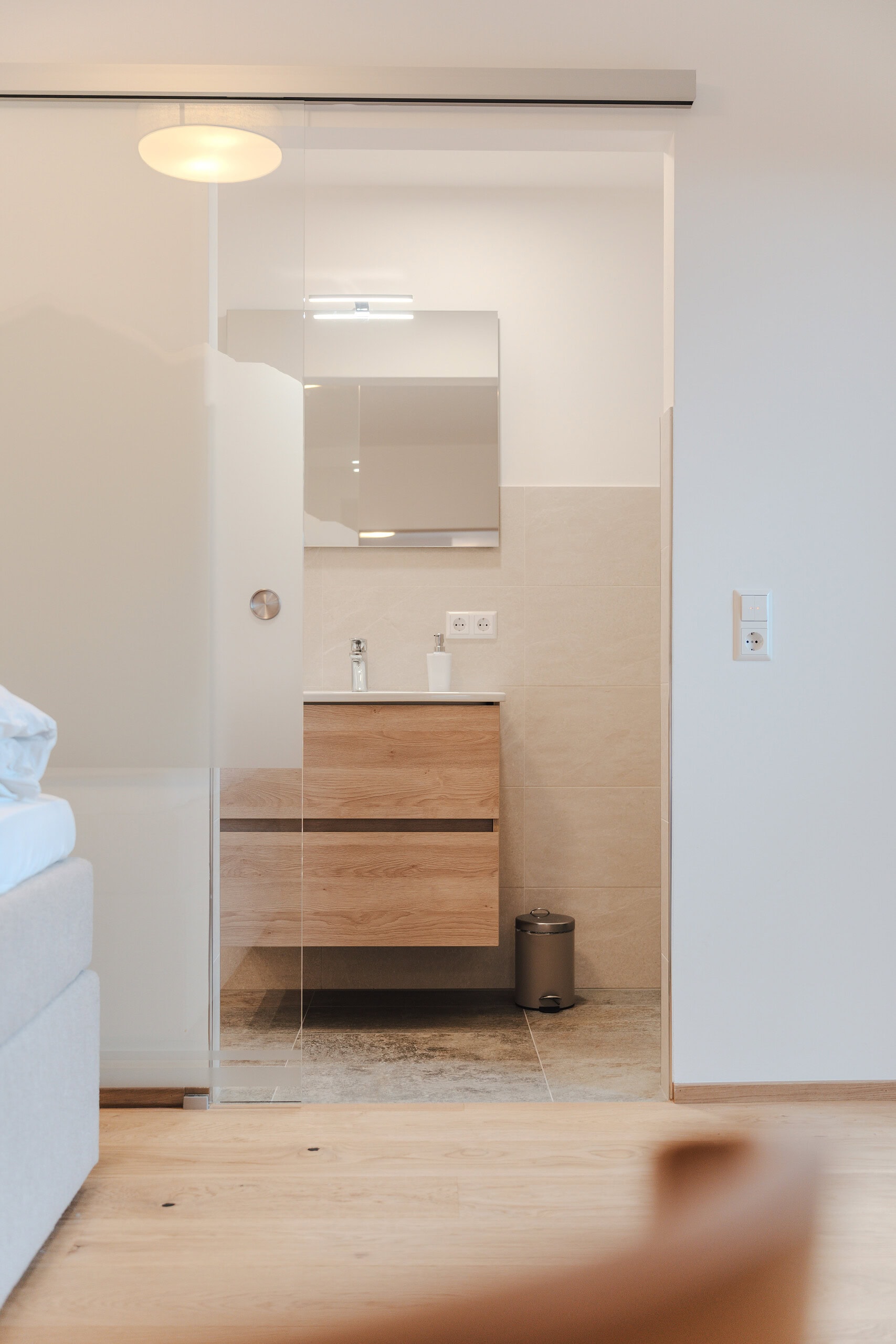 Gemütliches Badezimmer im Gästehaus mit moderner Ausstattung und Holzdetails.