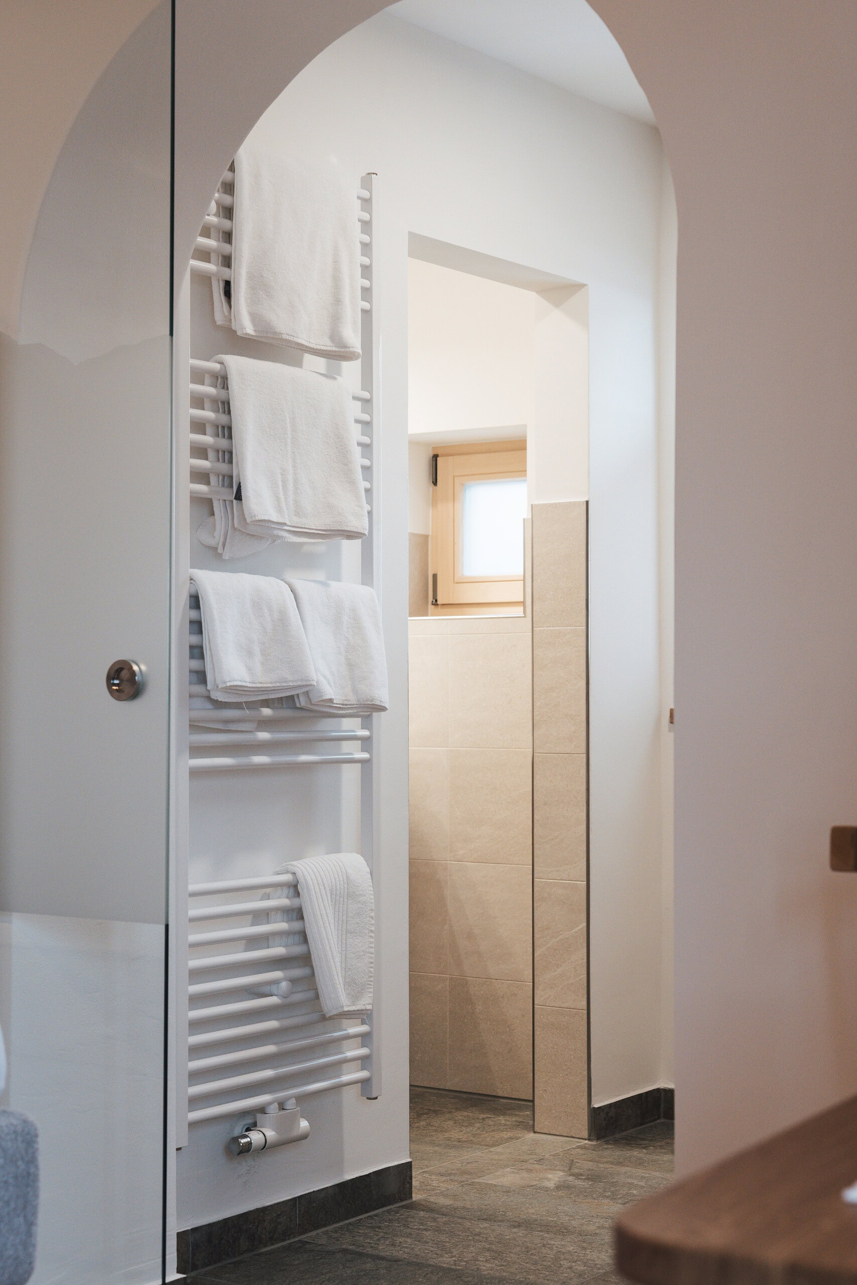 Badezimmer mit Handtuchheizung und Fenster in Reit im Winkl.