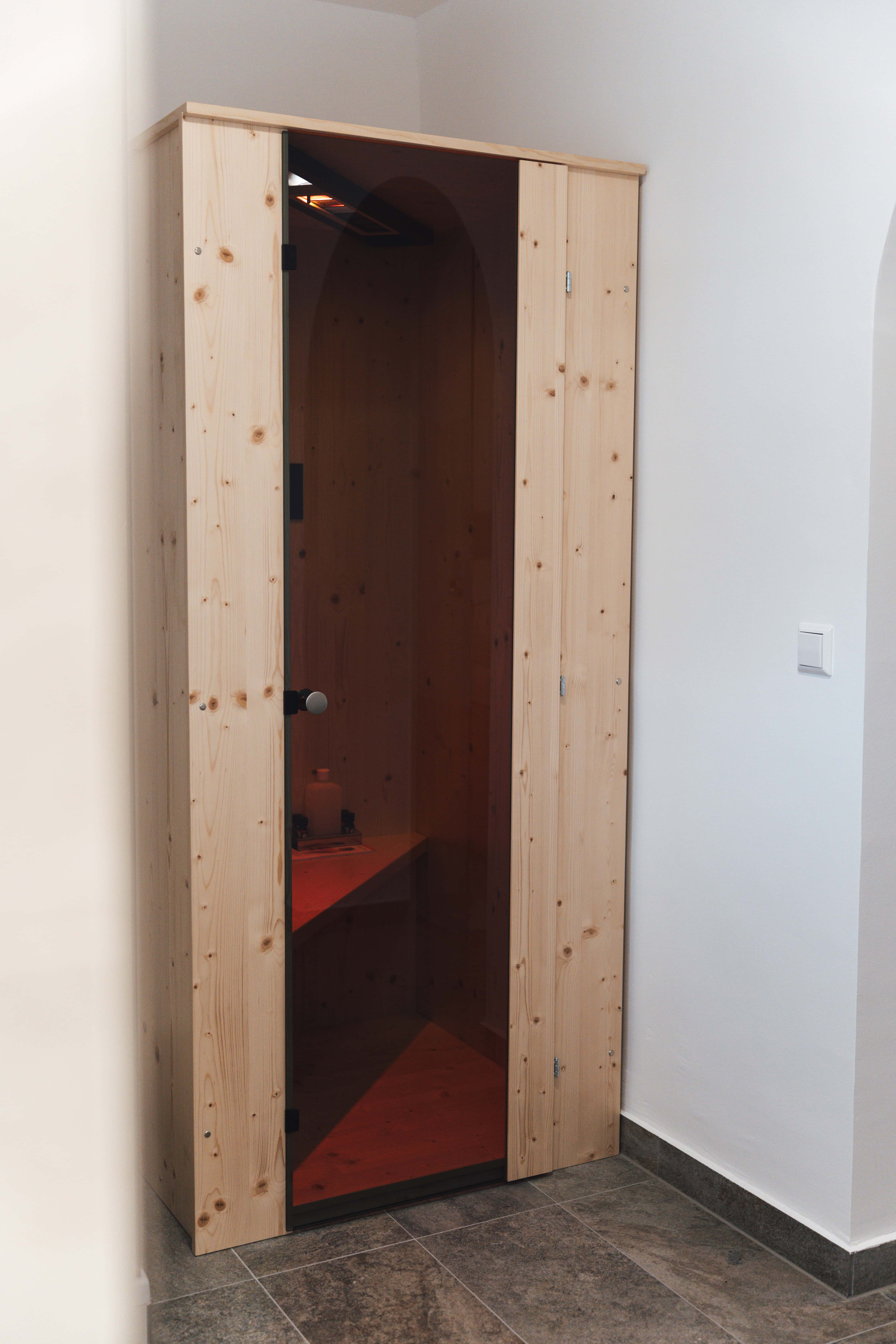 Sauna im Gästehaus am Kurparkweg, Reit im Winkl, mit Holzverkleidung und gemütlicher Atmosphäre.