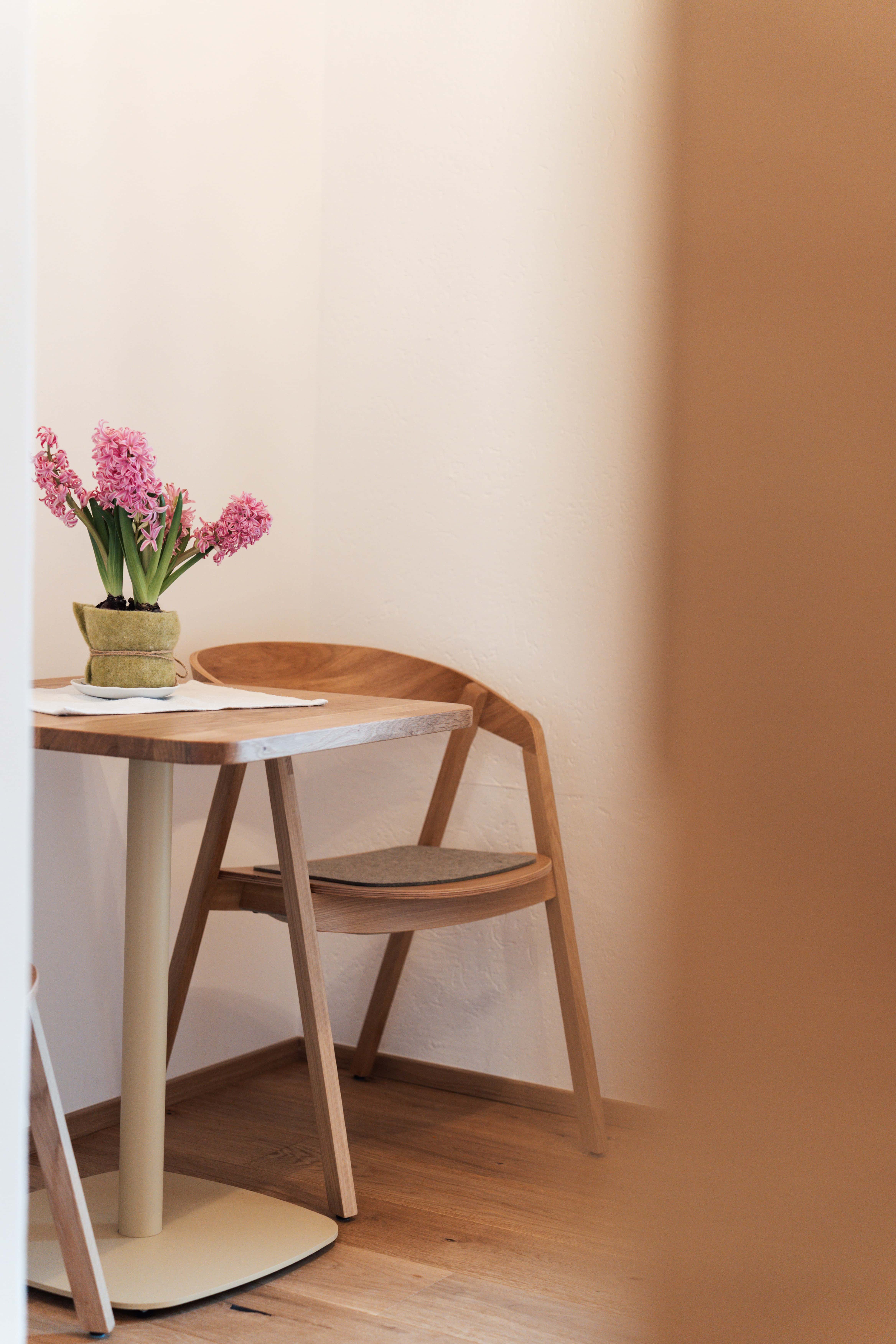 Gemütlicher Sitzbereich mit Tisch und Stuhl im Gästehaus am Kurparkweg, ideal für entspannte Momente.