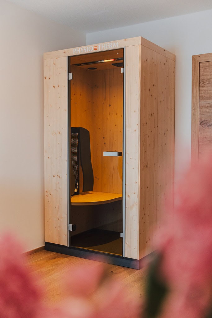 Infrarotkabine im G&auml;stehaus am Kurparkweg, ideal f&uuml;r Erholung und Wellness.