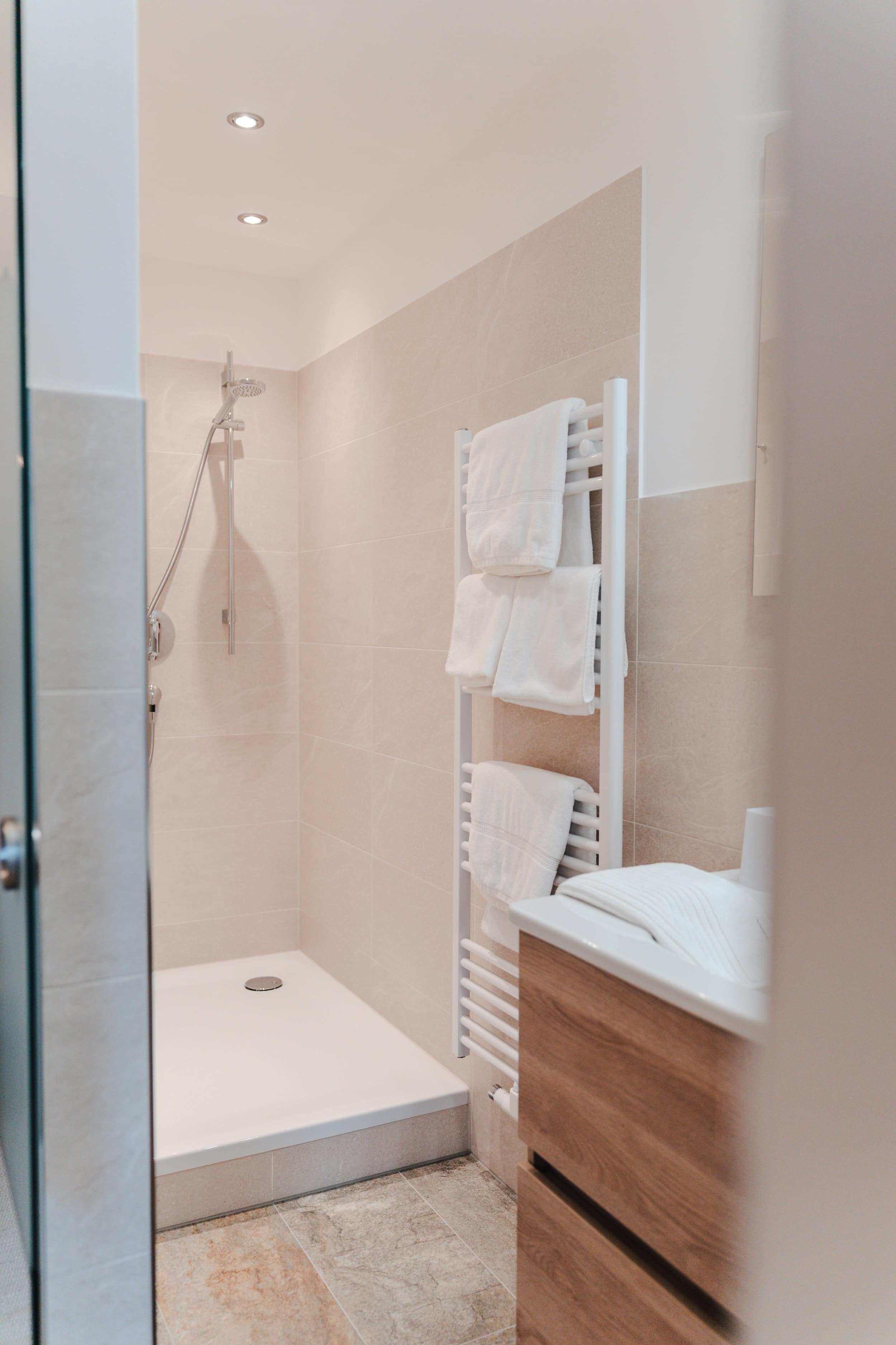 Badezimmer mit Dusche im Gästehaus am Kurparkweg, Reit im Winkl.