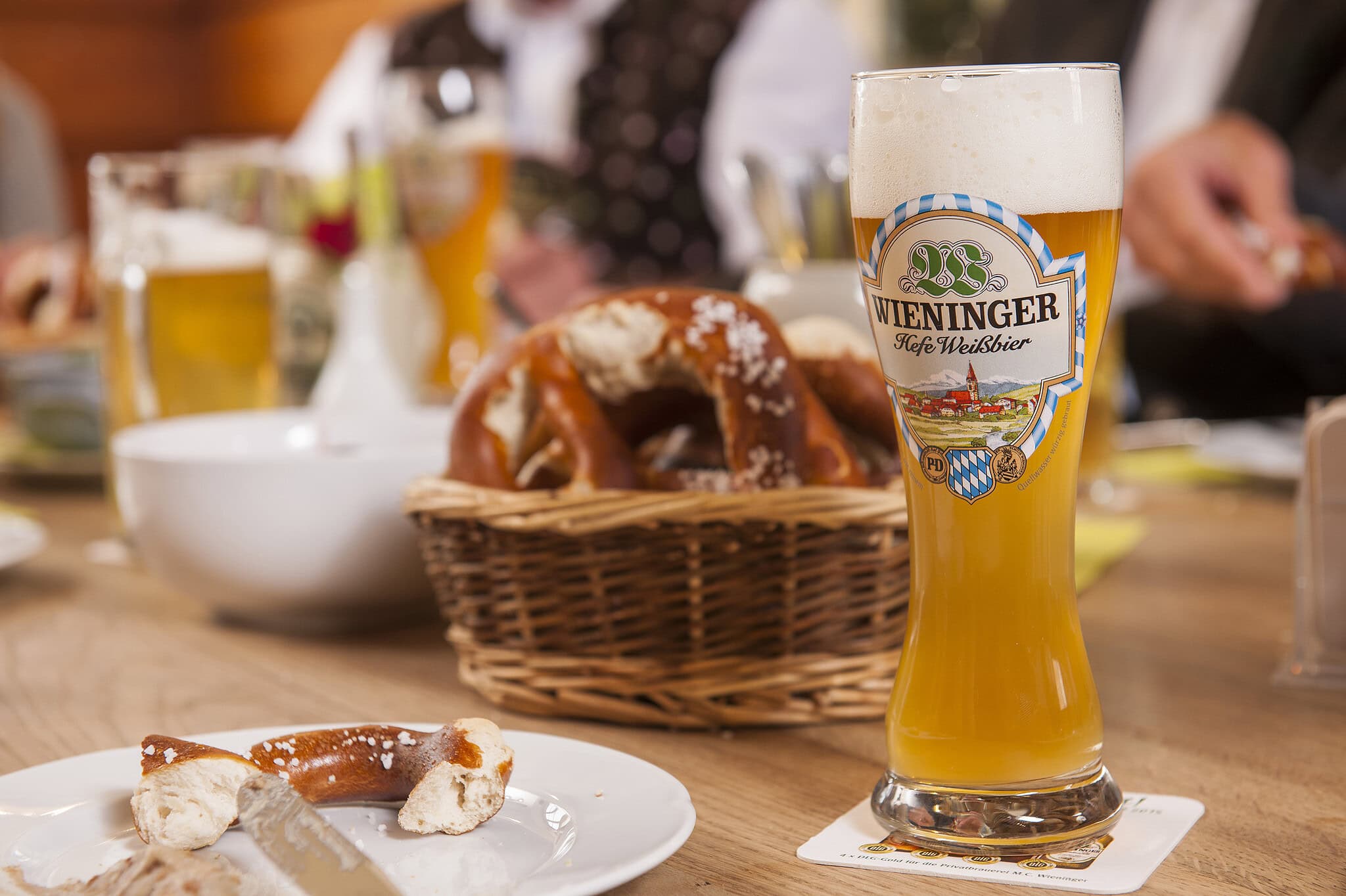 Frisches Bier und Brezeln im Gästehaus am Kurparkweg in Reit im Winkl.