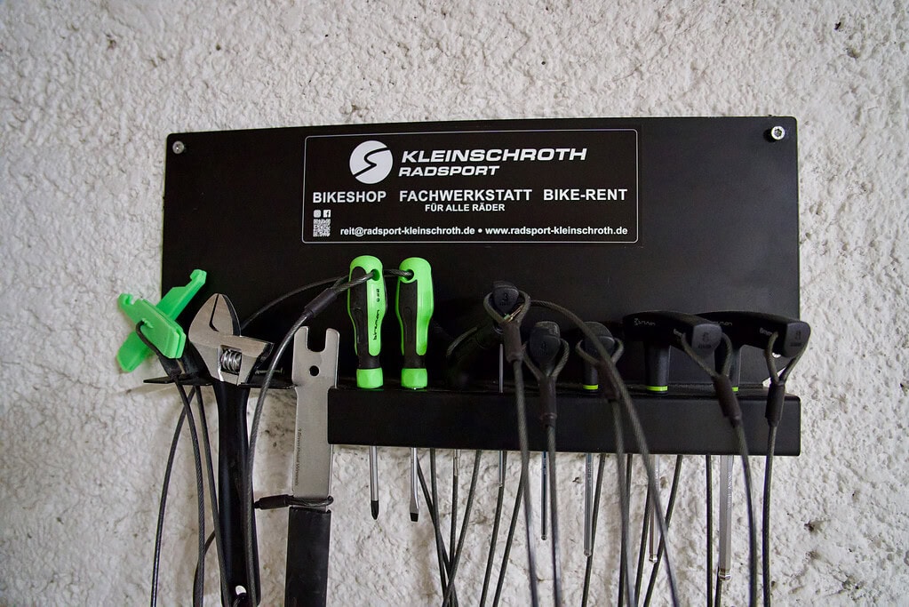 Fahrradwerkzeug und -reparaturstation am G&auml;stehaus in Reit im Winkl.