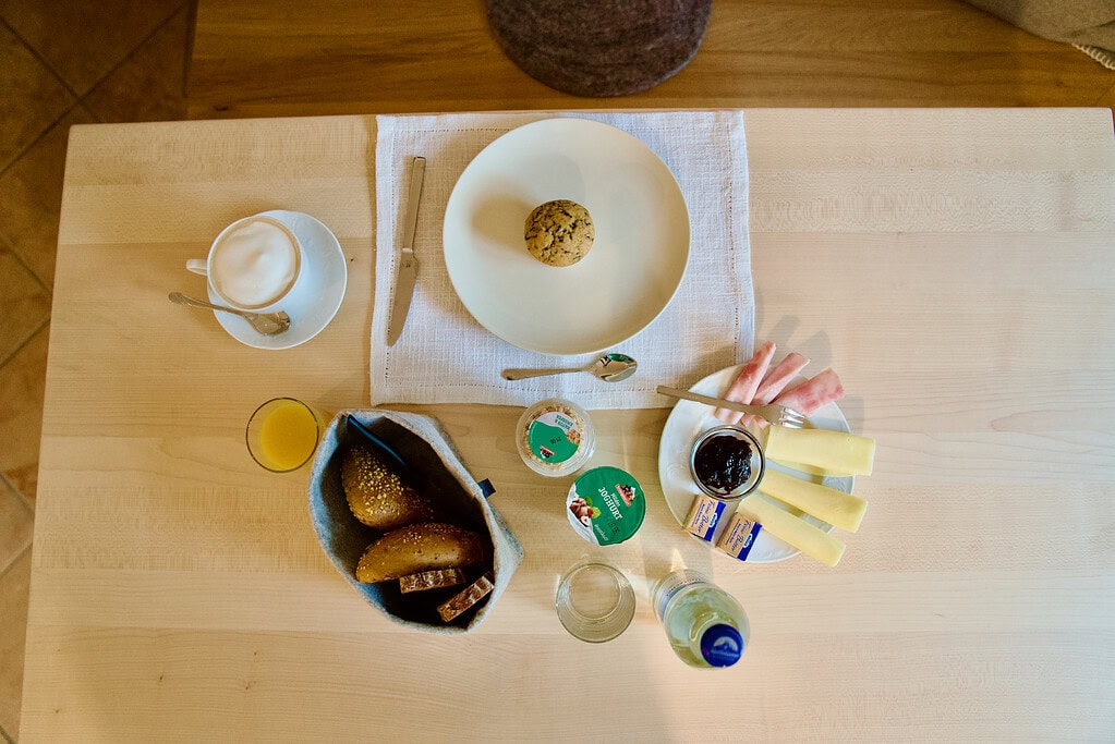 Fr&uuml;hst&uuml;ckstisch mit Croissants, Kaffee, Saft und Joghurt im G&auml;stehaus Reit im Winkl.