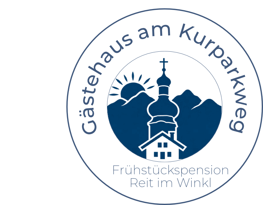 Gästehaus am Kurparkweg in Reit im Winkl, mit Blick auf Berge und Natur.