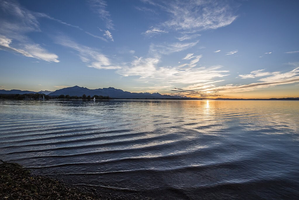 Blick auf den Chiemsee bei Sonnenuntergang in Reit im Winkl.