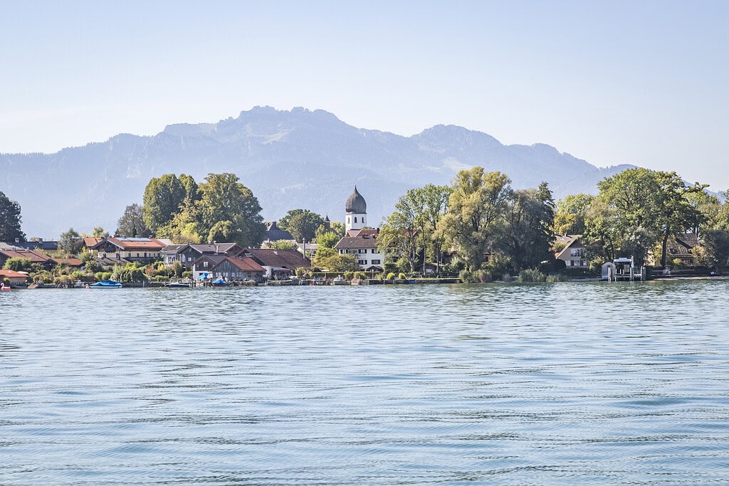 Blick auf den Chiemsee mit Blick auf die Berge und den Ort Reit im Winkl.