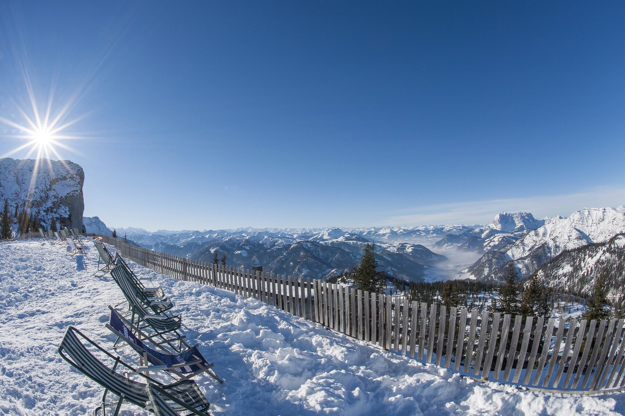 Blick auf verschneite Berge und Sonnenaufgang in Reit im Winkl.