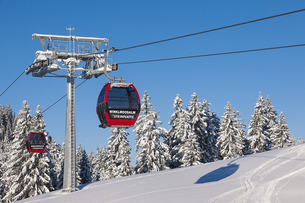 Gondelbahn im Winter in Reit im Winkl, nahe dem Gästehaus am Kurparkweg. Schneebedeckte Bäume und kl.