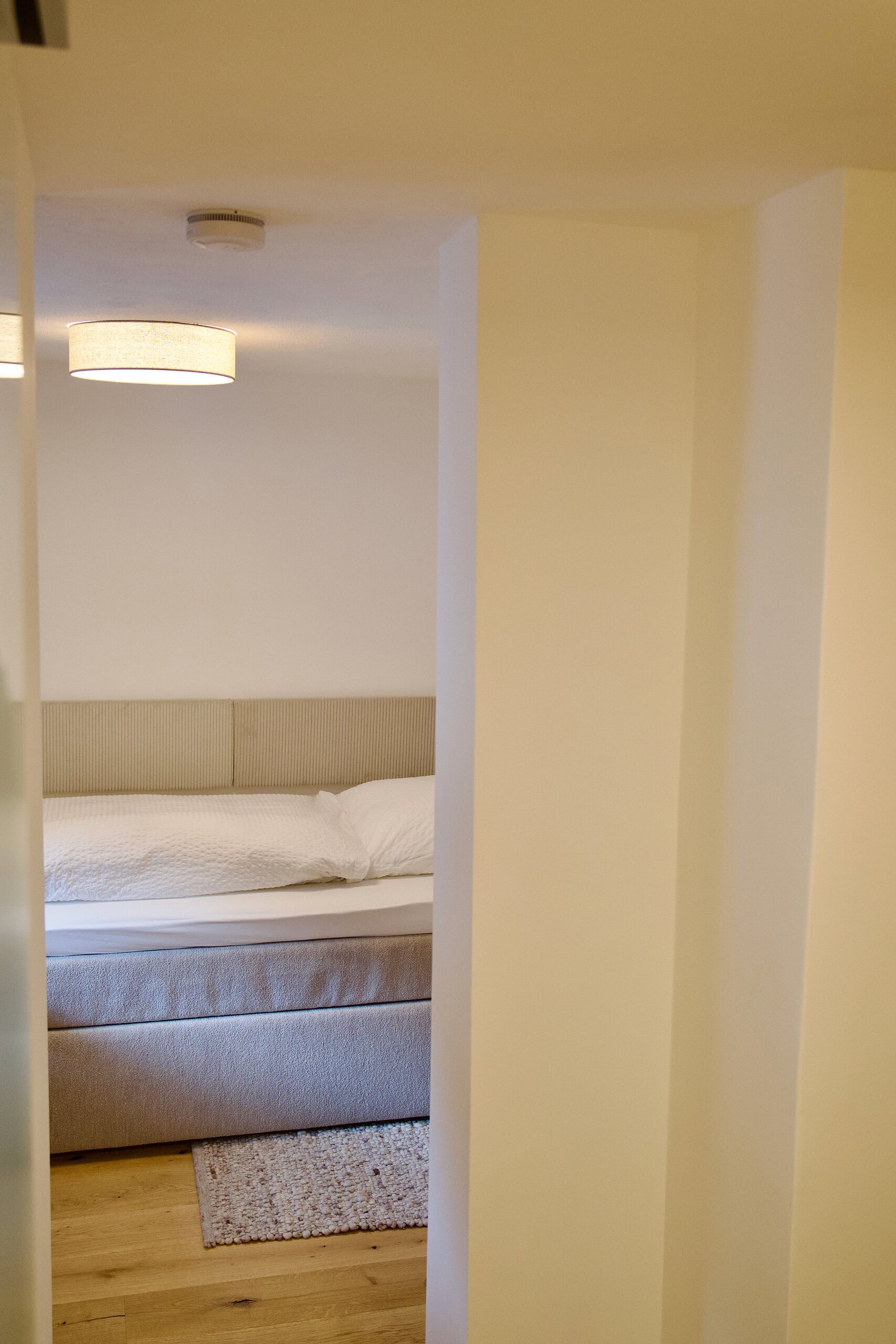 Gemütliches Schlafzimmer mit Doppelbett im Gästehaus Reit im Winkl.