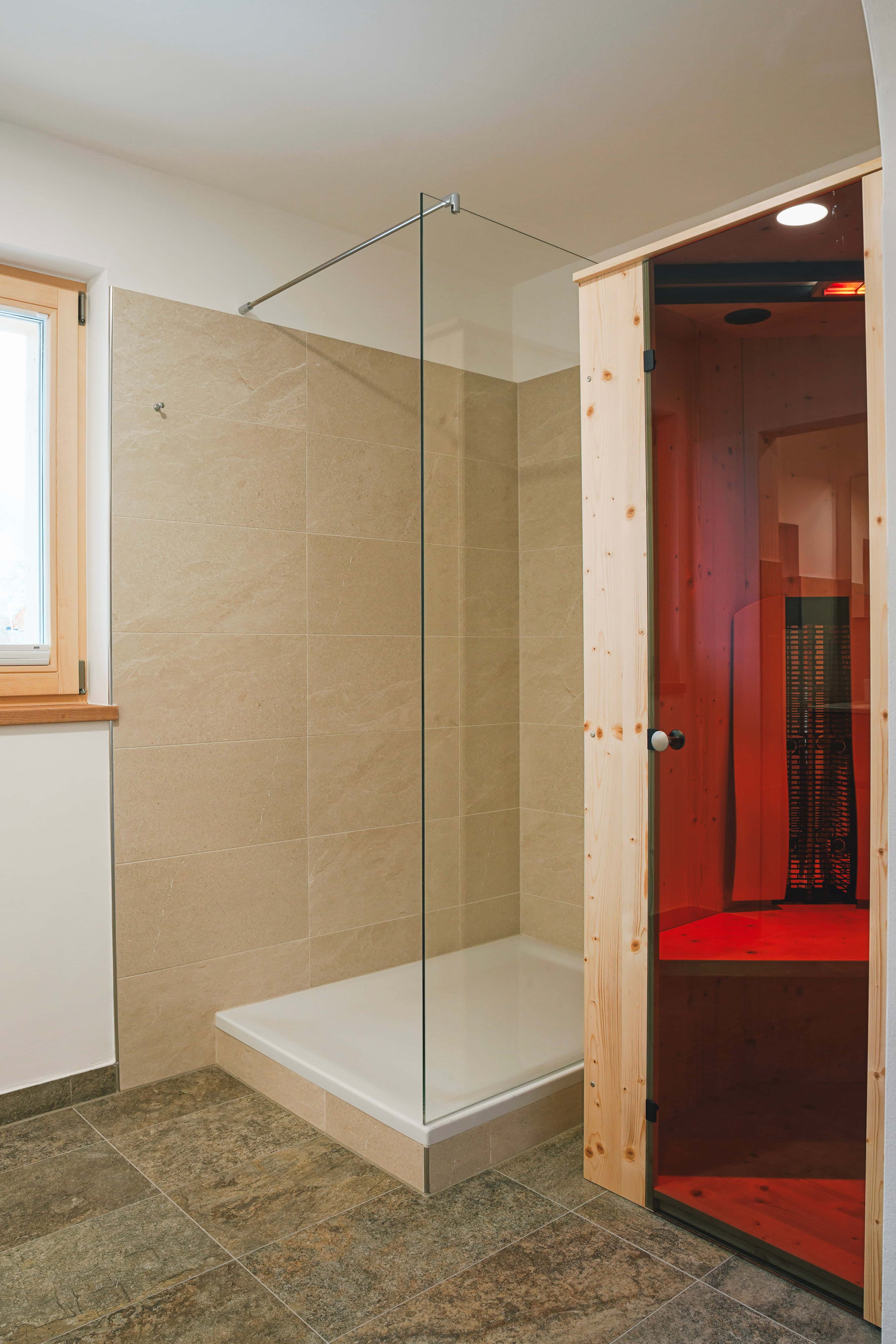Helles Badezimmer mit begehbarer Dusche im Gästehaus am Kurparkweg.
